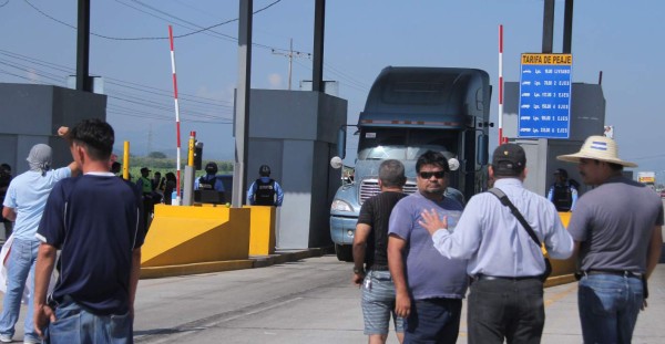 Sin ningún aviso inicia cobro en casetas de peaje de San Manuel