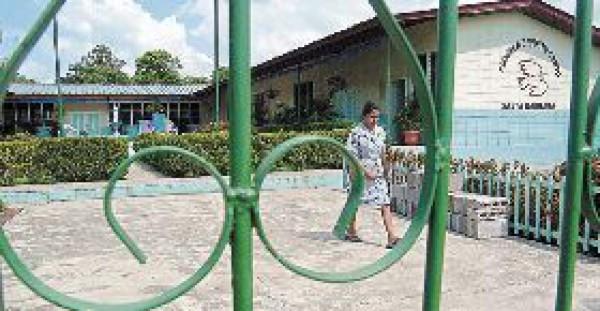 Conflicto legal pone en peligro futuro académico de 125 niños