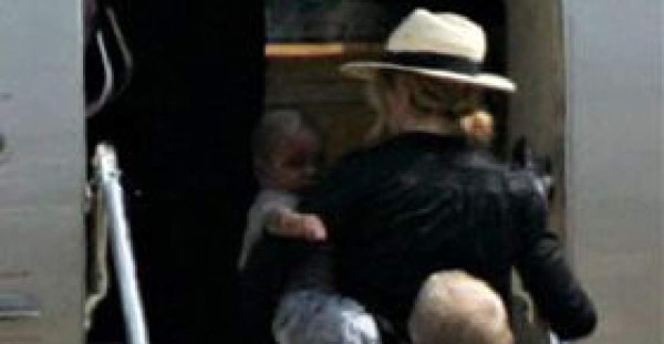 Madonna parte de Malawi con David Banda