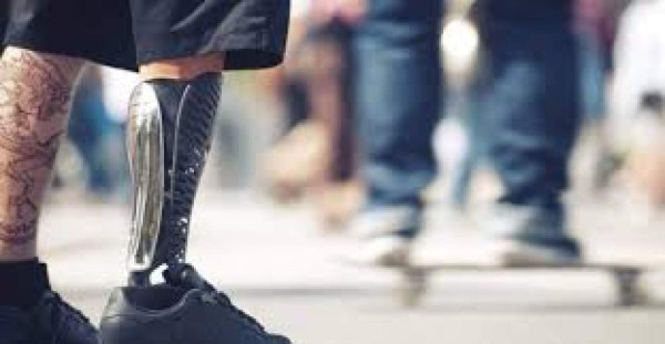 Crean pierna artificial que ayuda a mover la rodilla y sentir hasta el suelo