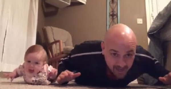 Video: Las flexiones de una bebé causan furor en internet