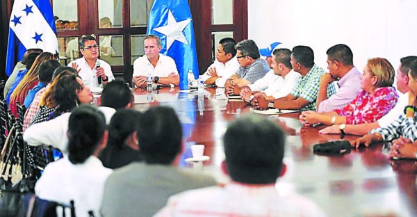 Líderes pedirán a Juan Orlando Hernández que acepte la candidatura