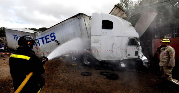 Dos muertos y al menos 15 heridos deja accidente en Tegucigalpa