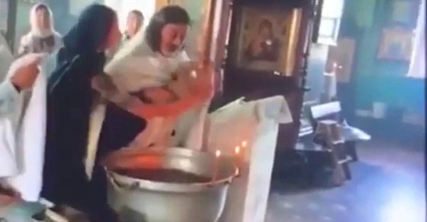 VIDEO: Sacerdote maltrata a un bebé en pleno bautizo