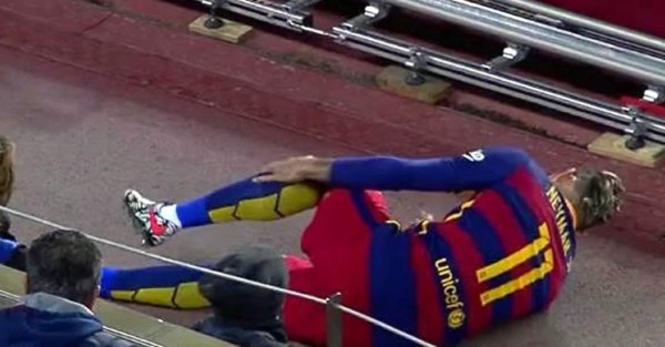 VIDEO: Neymar se cae encima de un fotógrafo