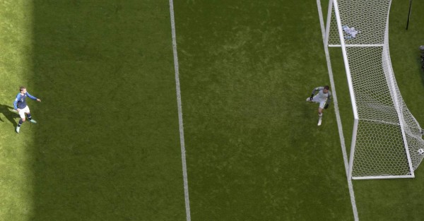 France's forward Antoine Griezmann (L) scores a penalty past Australia's goalkeeper Mathew Ryan (R) during the Russia 2018 World Cup Group C football match between France and Australia at the Kazan Arena in Kazan on June 16, 2018. / AFP PHOTO / Luis ACOSTA / RESTRICTED TO EDITORIAL USE - NO MOBILE PUSH ALERTS/DOWNLOADS