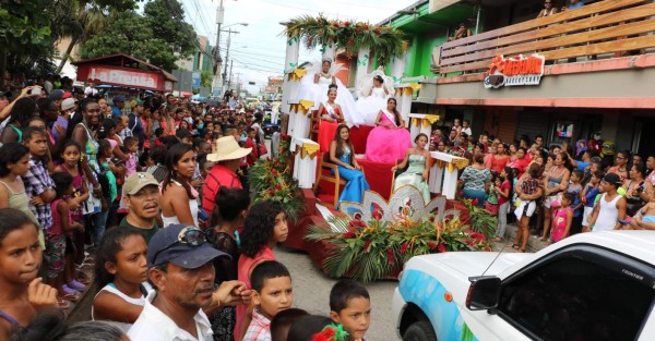Diversión total en espectacular y colorido cierre de la feria de Tela