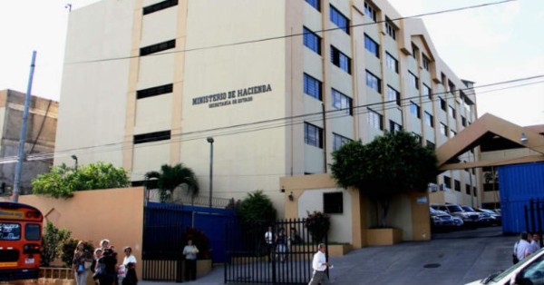 Incendio consume torre de ministerio de Hacienda en El Salvador  