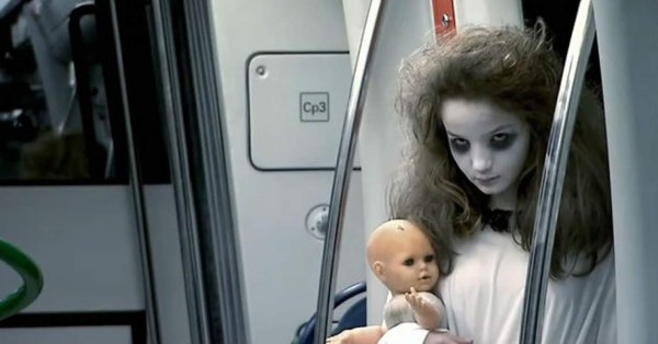Niña fantasma atemoriza a usuarios del Metro de Brasil. Foto YouTube.