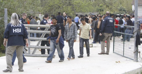 Hallan a más de 100 indocumentados en casa de Houston