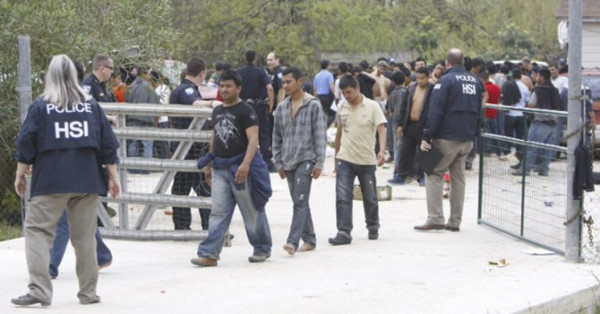 Hallan a más de 100 indocumentados en casa de Houston