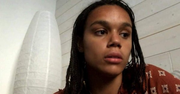 Sale a trotar en una playa de Canadá y termina presa en EEUU