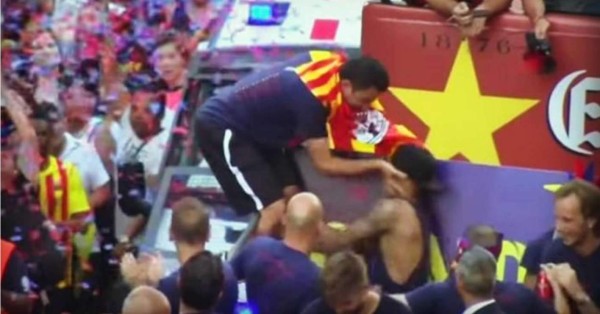 El manotazo de Xavi a Neymar en la celebración del Barcelona