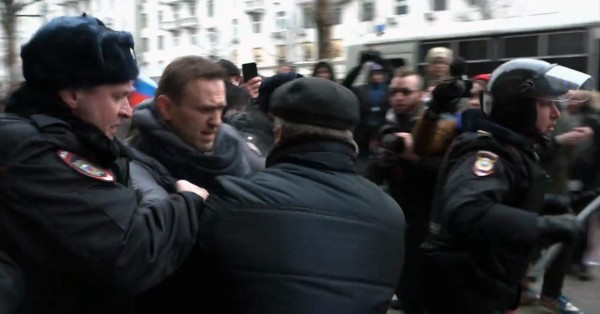 Una imagen fija tomada de una filmación de AFPTV muestra a los agentes de policía deteniendo al líder de la oposición Alexei Navalny durante una manifestación.
