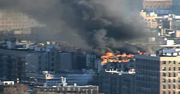 Alarma: Edificio en Manhattan es consumido por las llamas