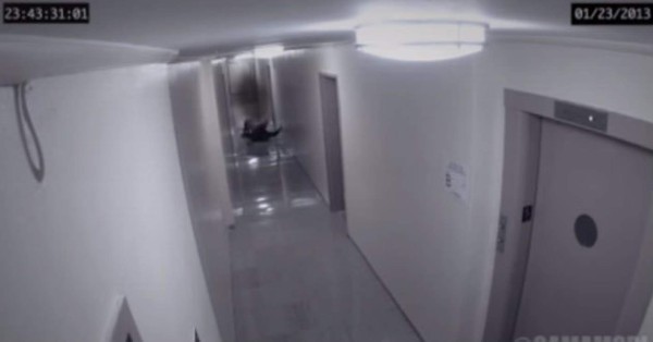 Video: 'Fantasma' golpea y arrastra a un hombre