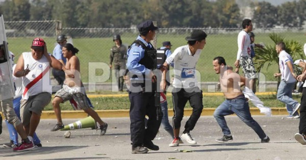 Balacera entre barras del Real España y Olimpia deja seis heridos