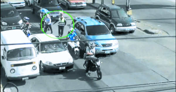 Indignación por asesinato de policía registrado en video