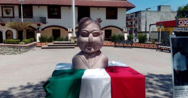 Develan en México curioso busto de AMLO
