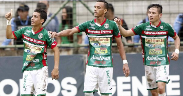 Hermano menor de Mario Berríos debuta con golazo en el Marathón