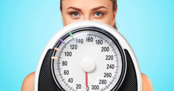 Pesarse de forma regular podría ayudar a evitar el aumento de peso en la universidad