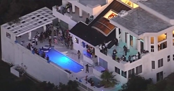 Escándalo por fiesta en mansión de Los Ángeles que terminó en balacera