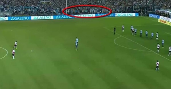 En la gráfica se observa al 'fantasma'corrrer por detrás de la linea de la publicidad. Foto YouTube.