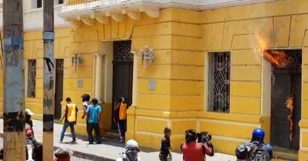 Manifestantes intentan incendiar edificio municipal de Tegucigalpa