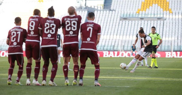 Cristiano Ronaldo marca su primer gol de tiro libre con la camiseta de la Juventus.