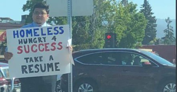 Programador de internet sale a la calle a pedir trabajo en vez de limosna en California