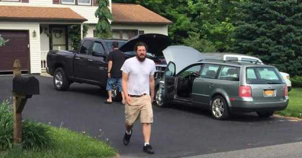 'Millennial” desalojado de la casa de sus padres por fin se va