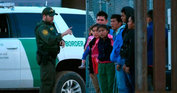 Los Ángeles busca prohibir que hoteles alberguen migrantes detenidos