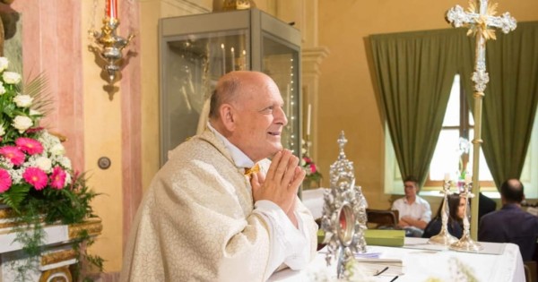 Sacerdote con coronavirus renuncia a respirador para salvar la vida de alguien más; murió a los pocos días