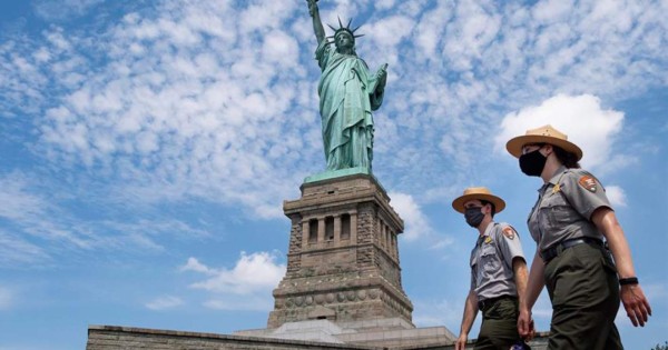 Tres arrestados por fiesta ilegal con 170 personas en un barco en Nueva York