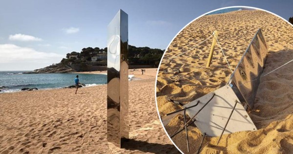 Derriban monolito que apareció sobre una playa en España