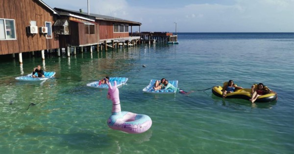 ‘Aquacinema’, el nuevo atractivo para los visitantes en Utila