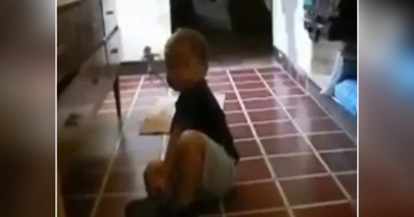 Video viral: grababa a su hijo y un 'duende' apareció de la nada corriendo