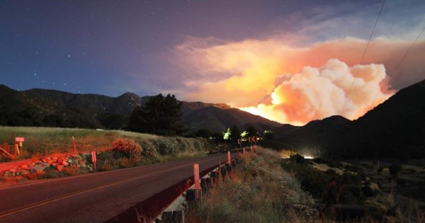 Casi 8,000 evacuados debido a un incendio forestal cerca de Los Ángeles