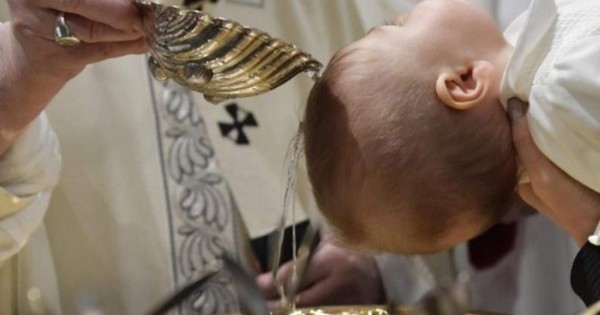 Bebé muere tras su bautizo; fue sumergido tres veces durante el ritual