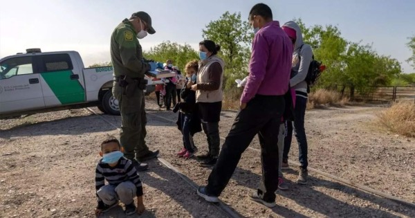 Agentes fronterizos, hartos de Biden y de ser 'niñeras' de menores migrantes