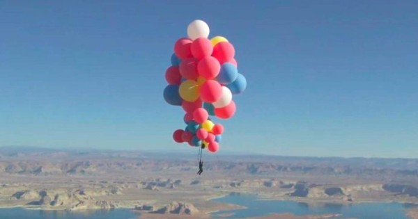 El ilusionista David Blaine voló a 7,620 metros de altura con globos de helio
