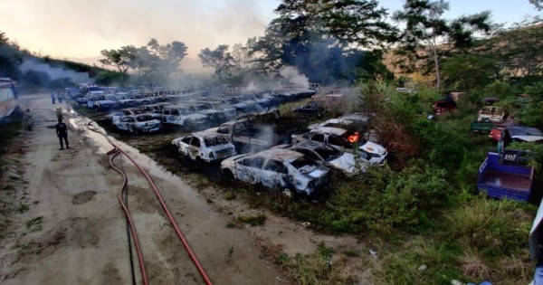 Más de 80 carros calcinados en incendio de parqueo de Tránsito en San Pedro Sula