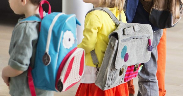 Madre envía a su hija con una pistola al kinder por miedo a un asalto