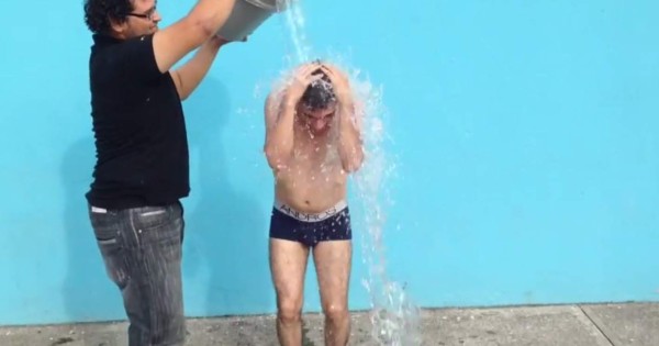 Hondureños siguen promoviendo los cubetazos fríos a favor de FEMA