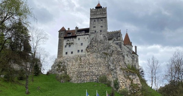 Vacunas gratis contra la covid en el castillo del conde Drácula