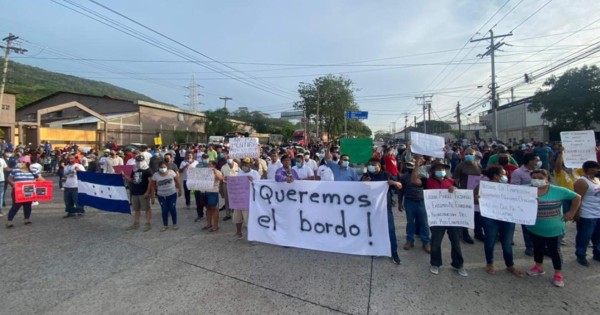 Pobladores de Chamelecón se toman bulevar del sur exigiendo reparación de bordos