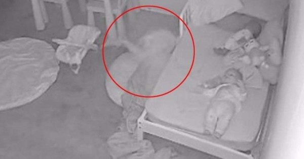 Video viral: Espeluznante momento en que niña es arrastrada bajo la cama