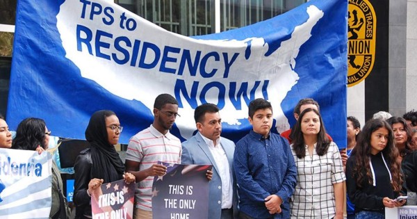 Trump cierra el camino a la residencia permanente a amparados de TPS