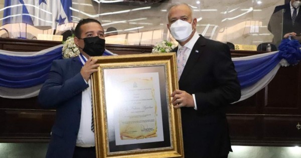 Nahúm Aguilar, jefe de redacción de diario Diez, es reconocido como 'Cronista del año 2021'