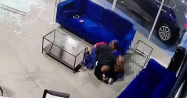 Video viral: padre recibe disparo al proteger a sus tres hijos de una balacera